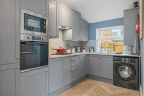 4BR Home Perfect for Professionals - Image 2
