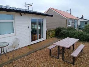 Bay View Chalet 2 Bed Sleeps 4 Pets Garden Beach - Image 2