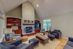 Forest View Luxury: Fireplace, Deck, Top Amenities - Image 5