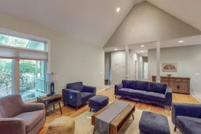Forest View Luxury: Fireplace, Deck, Top Amenities - Image 4