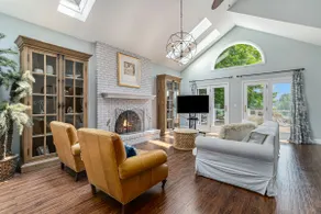 Serene Lakefront Oasis: Dock, Deck & Game Room - Image 2