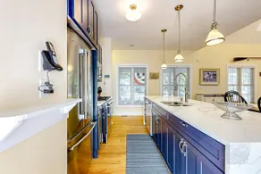 Modern Union Pier Grand Home with Pool - Image 5