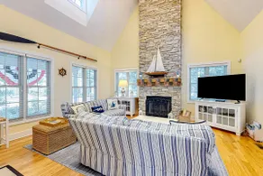 Modern Union Pier Grand Home with Pool - Image 2