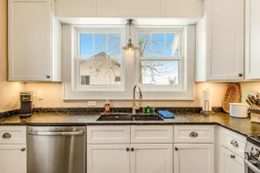 Charming Lakefront Gem: Walk to Downtown! - Image 5