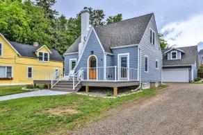 3-Story Downtown Lakefront Home with Dock access - Image 2