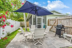 Charming duplex near the beach with screened porch - Image 3