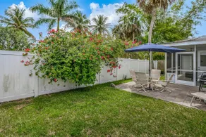 Charming duplex near the beach with screened porch - Image 4