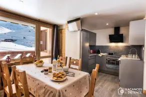 D2 Luxury Chalet Mountain View Sleeps 12 Coffee - Image 2