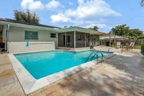 Single level family home withprivate pool & furnis - Image 4