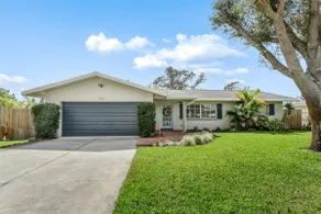 Single level family home withprivate pool & furnis - Image 2