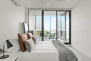 Central Oakleigh 2BR Apartment w Parking - Image 3