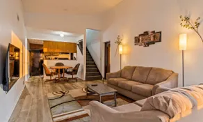 3BR Townhouse with Free Parking Near Downtown Ohio - Image 4