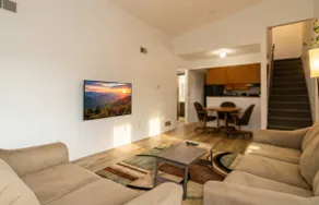 3BR Townhouse with Free Parking Near Downtown Ohio - Image 3