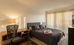 3BR Townhouse with Free Parking Near Downtown Ohio - Image 5