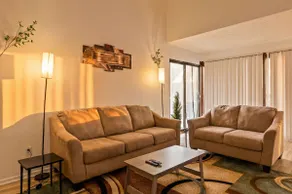3BR Townhouse with Free Parking Near Downtown Ohio - Image 2