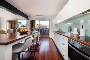 Stylish Fitzroy Warehouse Apmnt with Balcony & BBQ - Image 3