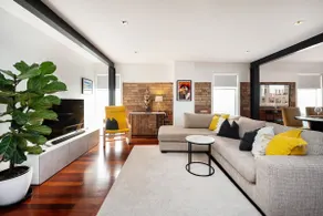 Stylish Fitzroy Warehouse Apmnt with Balcony & BBQ - Image 1