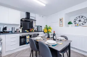 Modern 6 Bed House with Ensuites by 53 Degrees Property, Perfect for Business and Groups - Image 5