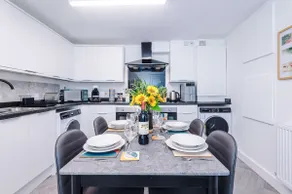 Modern 6 Bed House with Ensuites by 53 Degrees Property, Perfect for Business and Groups - Image 2