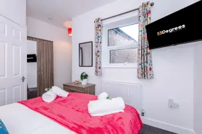 Modern 6 Bed House with Ensuites by 53 Degrees Property, Perfect for Business and Groups - Image 3