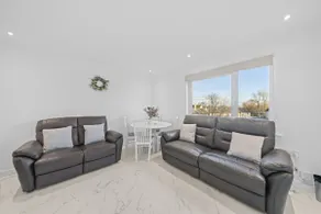 Bruce Road 3 Bedroom Apartment - Glenrothes, Fife - Image 2