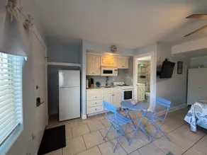 2 Bedroom Condo *Pool* 1 Block from Beach - Image 2