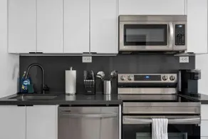 Modern CityPlace 2BR Balcony & Free Parking - Image 4
