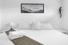 2 King Beds Covered Parking Walkable - Image 5