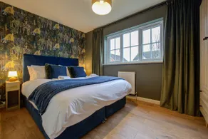 Central 3-Bedroom House Sleeps 5 with Parking - Image 3