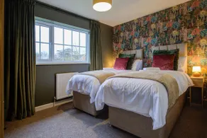 Central 3-Bedroom House Sleeps 5 with Parking - Image 4