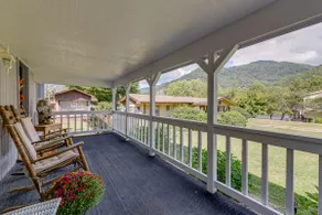 5 Mi to Cataloochee Ski Area! Family Home w/ Views - Image 2
