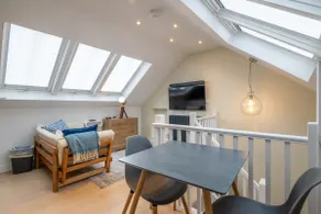 Charming Central 1Bed Home - Image 5
