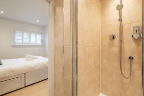 Charming Central 1Bed Home - Image 4
