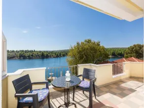 Pool-view 1-bedroom apartment in Obrovac - Image 4