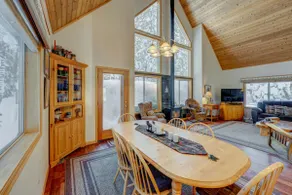 Charming Tahoe Donner home with 2 fireplaces & washer&dryer - Image 5