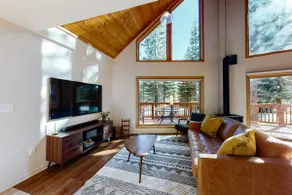 Charming cabin near downtown Truckee & skiing with large deck - Image 3