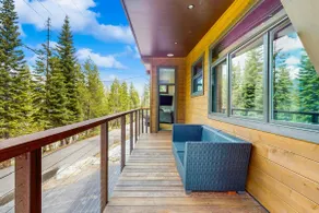 Pristine home with lovely interior, private deck, - Image 3
