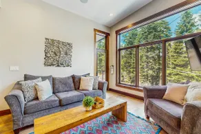 Pristine home with lovely interior, private deck, - Image 2