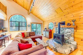 The Bears Lair House with Private Hot Tub & Tahoe Donner Passes - Image 2