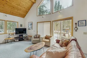 Cozy, dog-friendly getaway with wood stove & washe - Image 4