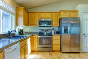 Mountain-view retreat with deck, grill & washer&dr - Image 3