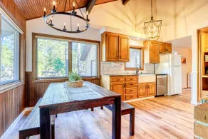 Airy house with SHARC passes, hot tub, game room, - Image 3