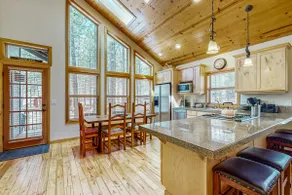 Sunriver home with private hot tub, SHARC passes f - Image 3