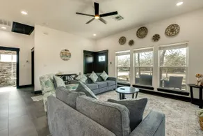 Roo's Hideaway Modern 3BR Near Round Top & A&m! - Image 5