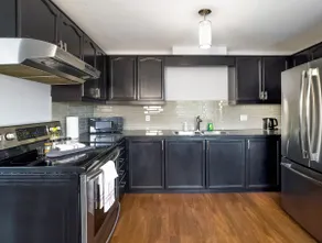 Charming Pet-friendly Summer Stay w/ Parking - Image 4