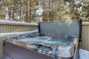 Lovely home near town with private hot tub scenic deck W&D & chic decor - Image 4