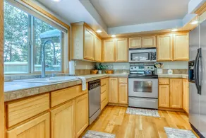 Lovely home near town with private hot tub scenic deck W&D & chic decor - Image 3