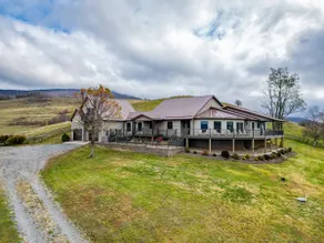 5BR Mountain Farmhouse | 270° Views | Sleeps 10 - Image 4