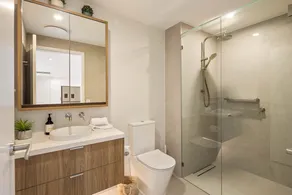 Apartment in Palm Beach - Image 2