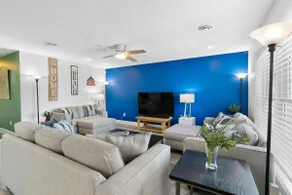 Spacious home, dog friendly, WiFi, & central AC - - Image 2